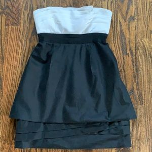 BCBGMAXAZRIA Sz 6 black and white silk strapless cocktail dress